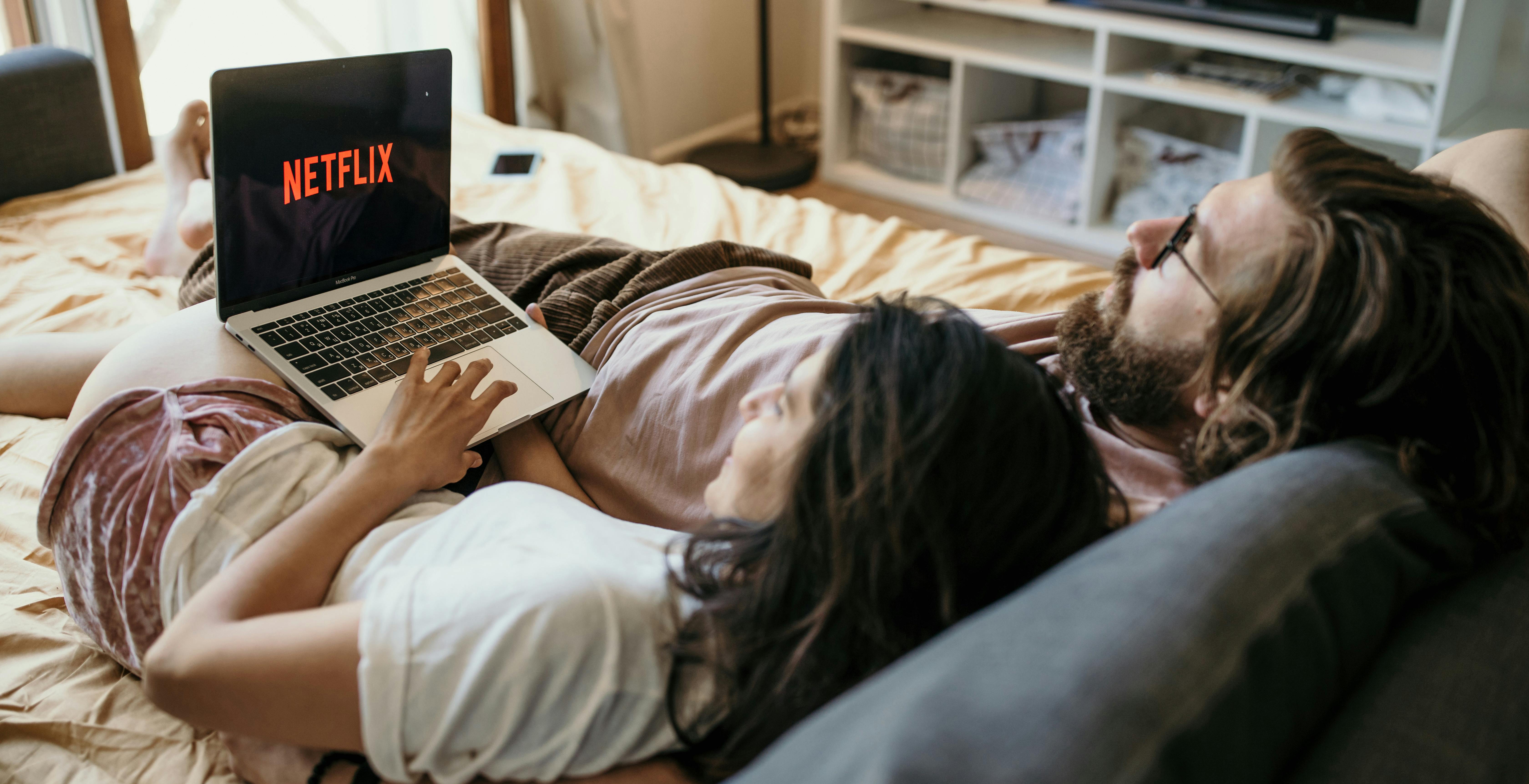 Netflix, chi condivide la password con amici e conoscenti pagherà di più. Parte il test in Sud America