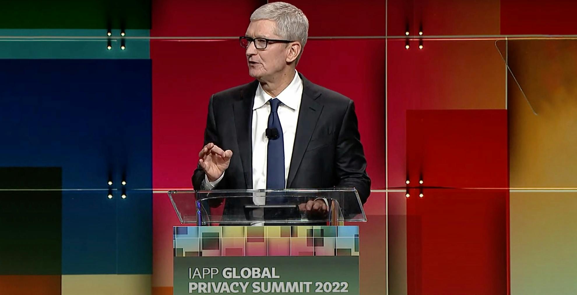 Tim Cook: "Aprire iPhone al sideloading delle app è la più grande minaccia alla privacy e alla sicurezza"