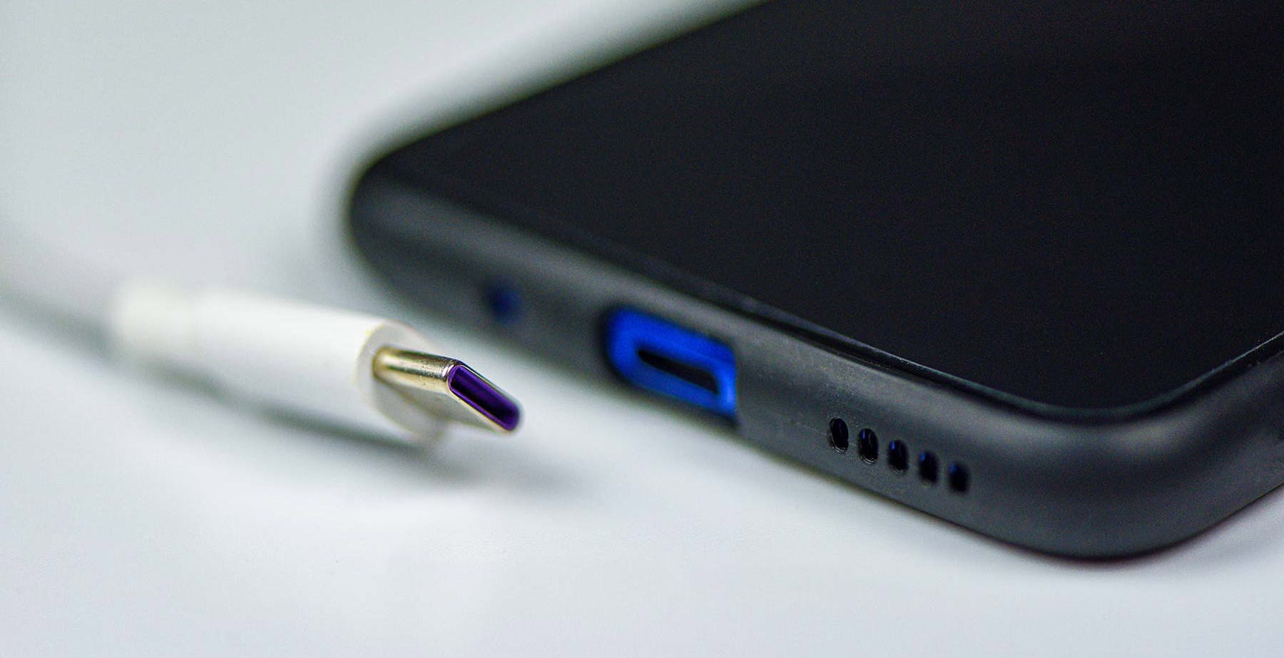 L’Europa va avanti: USB Type C ovunque, iPhone incluso, e via il caricatore dalla confezione