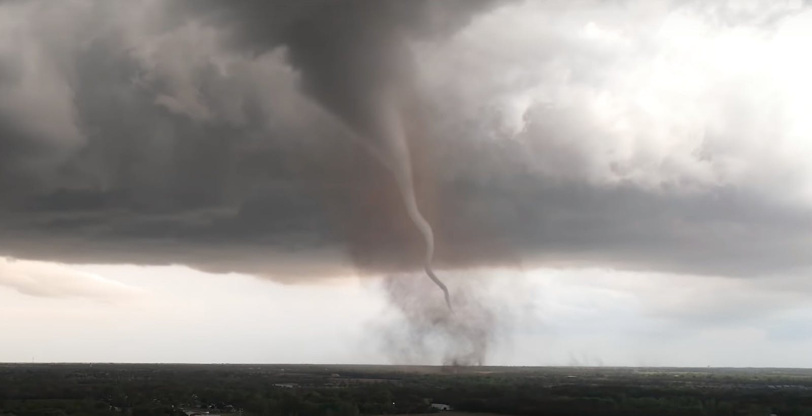 Il passaggio devastante di un tornado è stato ripreso in grande dettaglio da un drone
