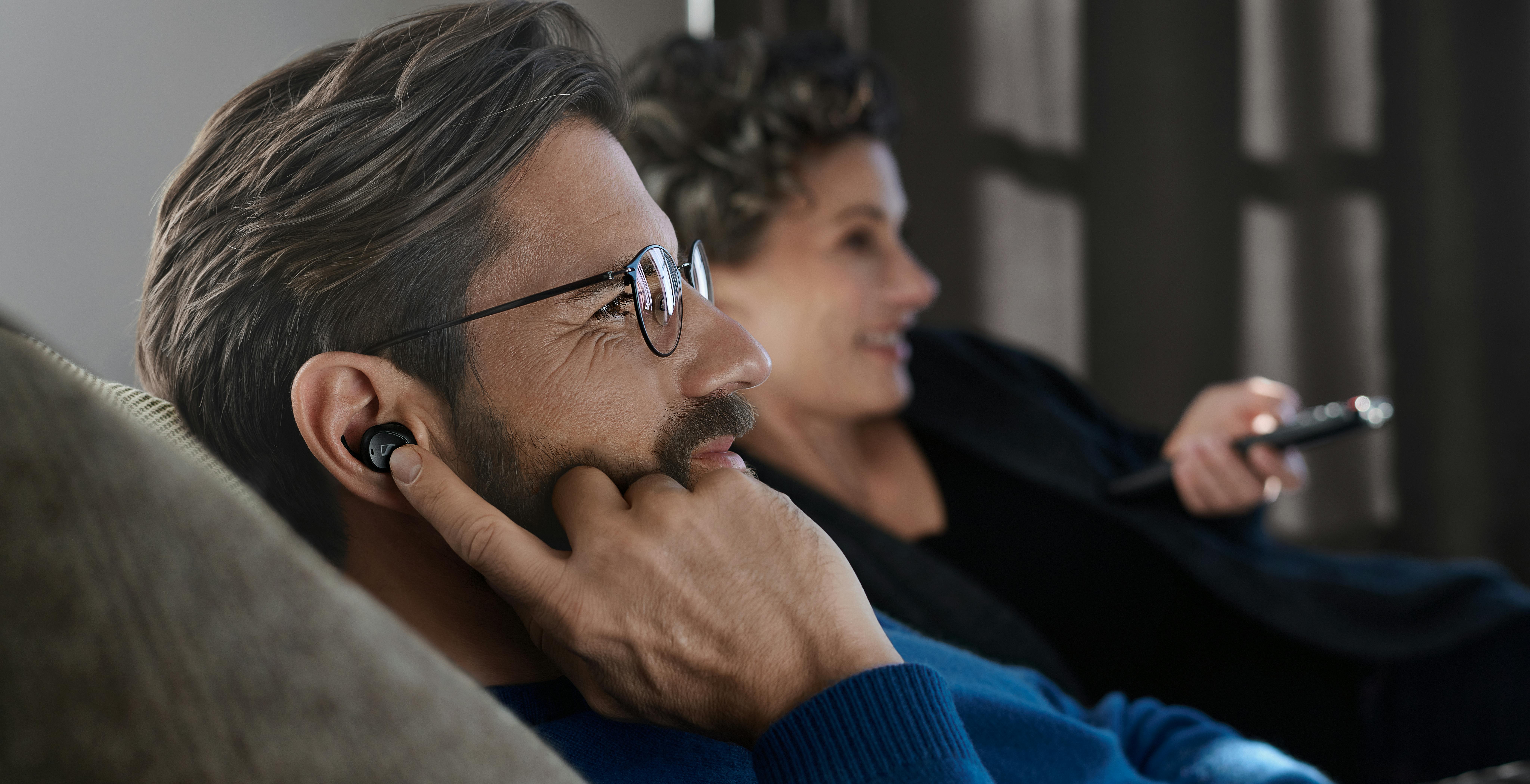 Sennheiser ha creato un paio di auricolari dedicati alla TV. Alti sia la qualità che il prezzo