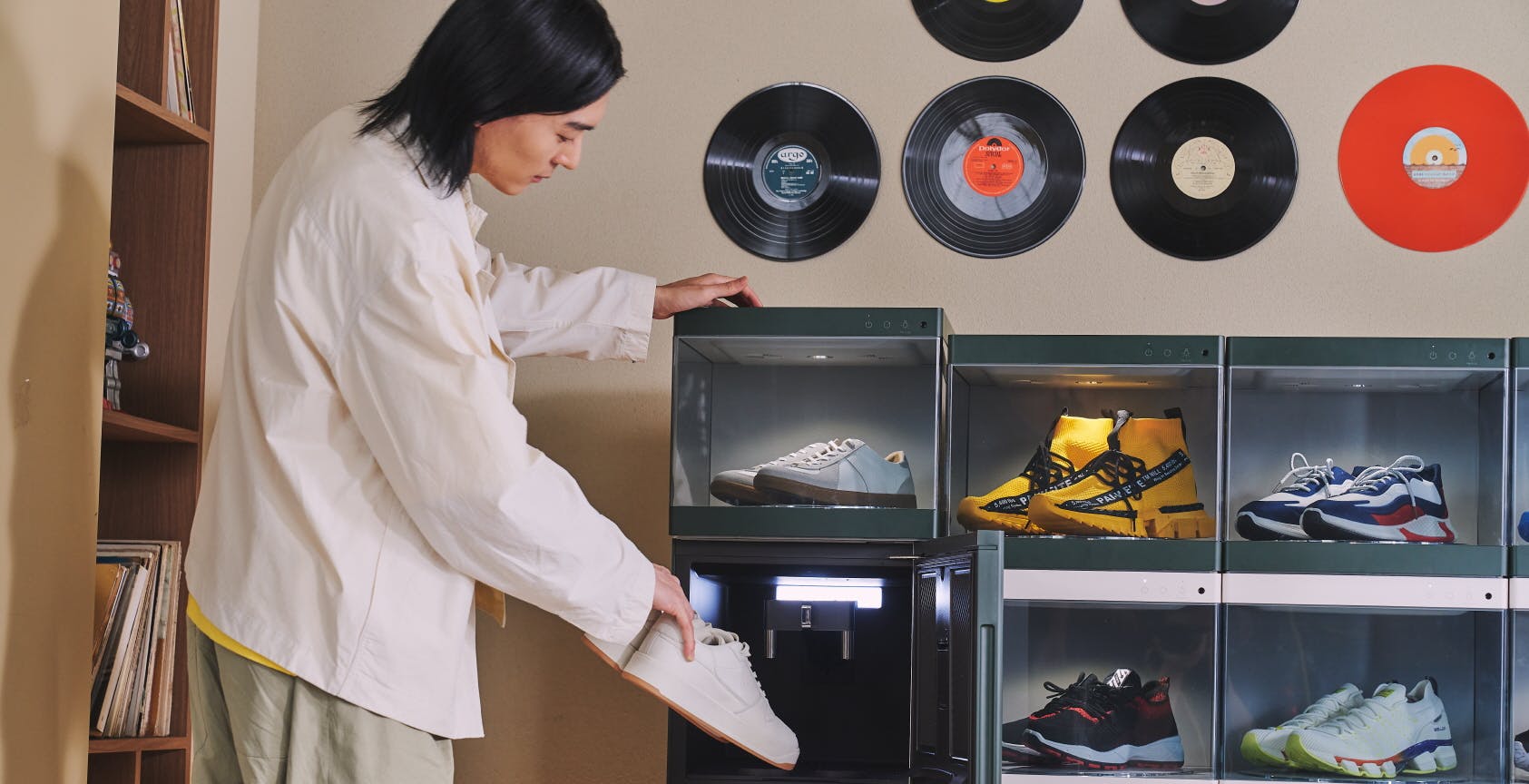 Le scarpe vanno in vetrina e all'igienizzazione ci pensa la scarpiera: LG presenta Styler ShoeCase e ShoeCare