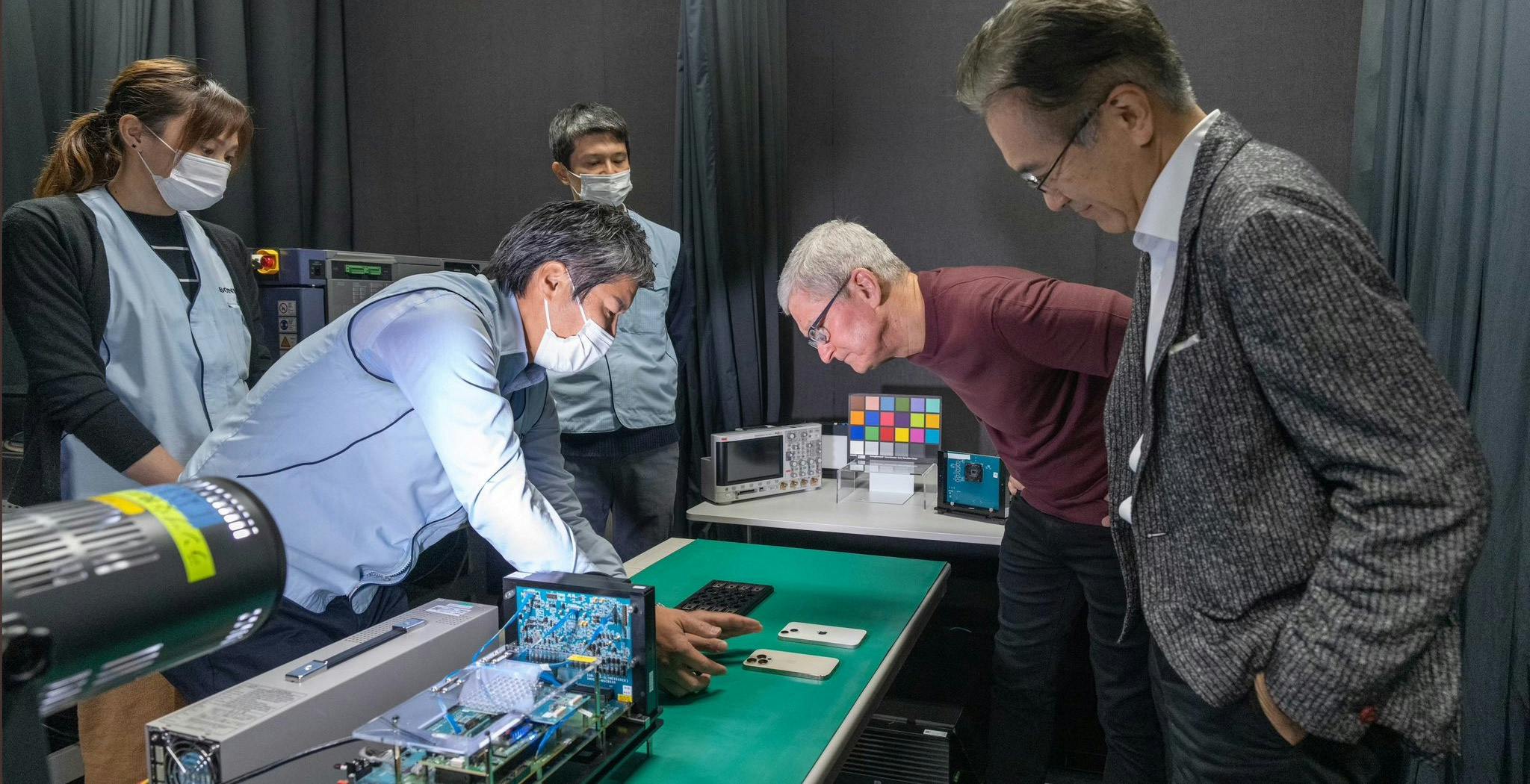 Tim Cook in visita nei laboratori Sony ammette che i sensori degli iPhone sono fatti in Giappone