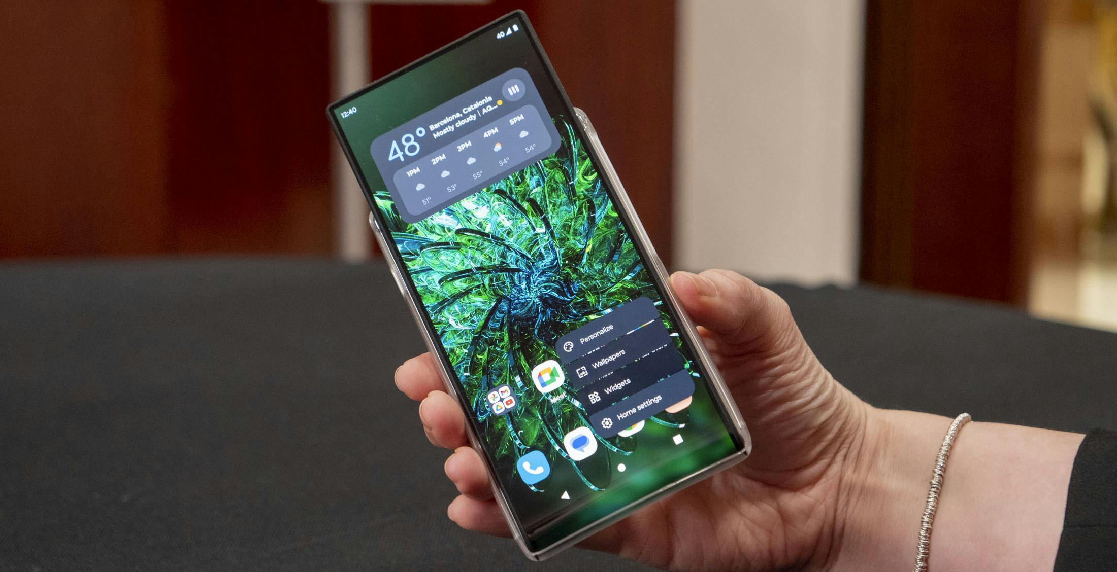 Lenovo gioca con lo schermo: i prototipi di laptop e smartphone con il display arrotolabile