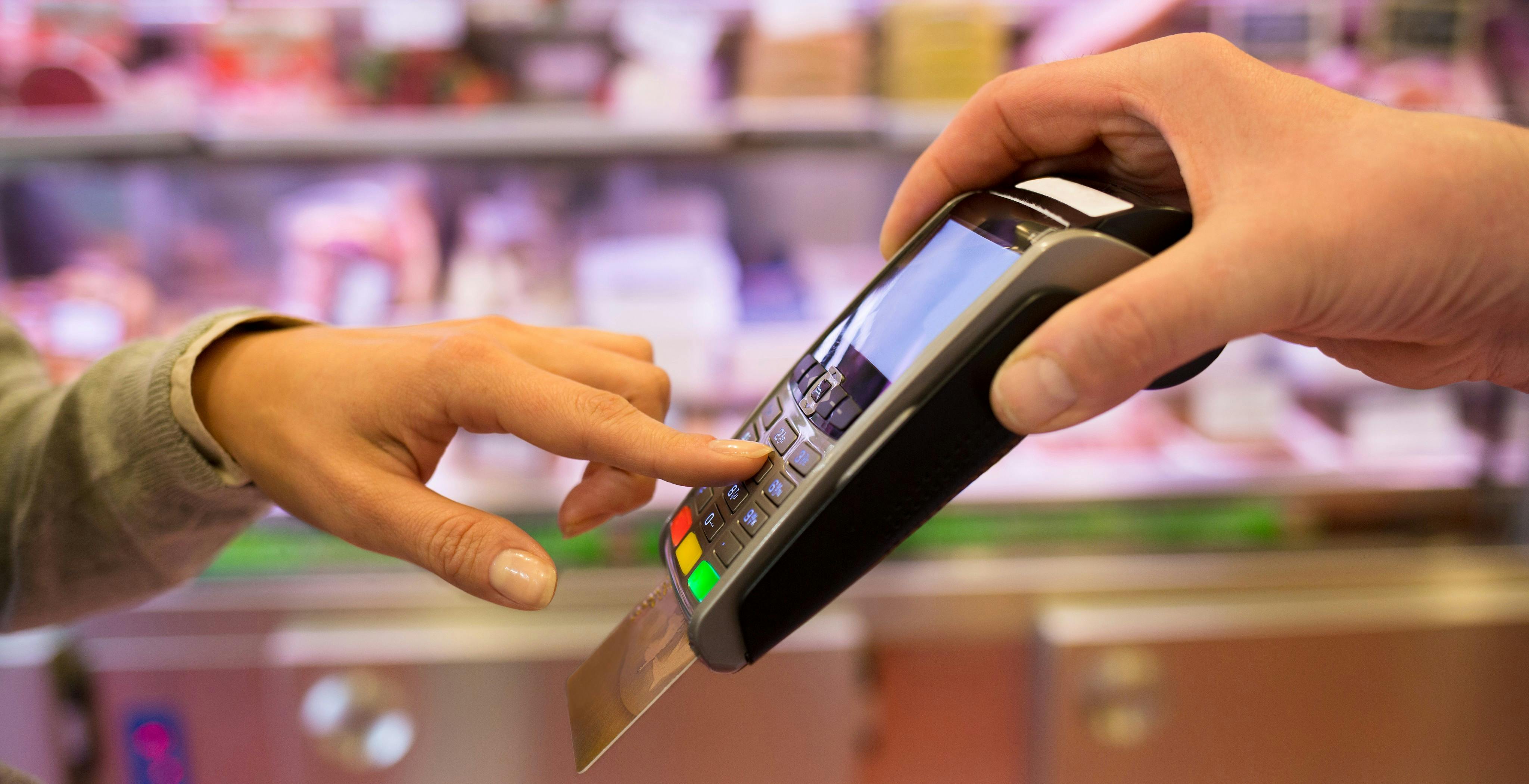 Clonavano le carte di credito in centro a Roma con uno "skimmer". Giro d'affari da 300 mila euro