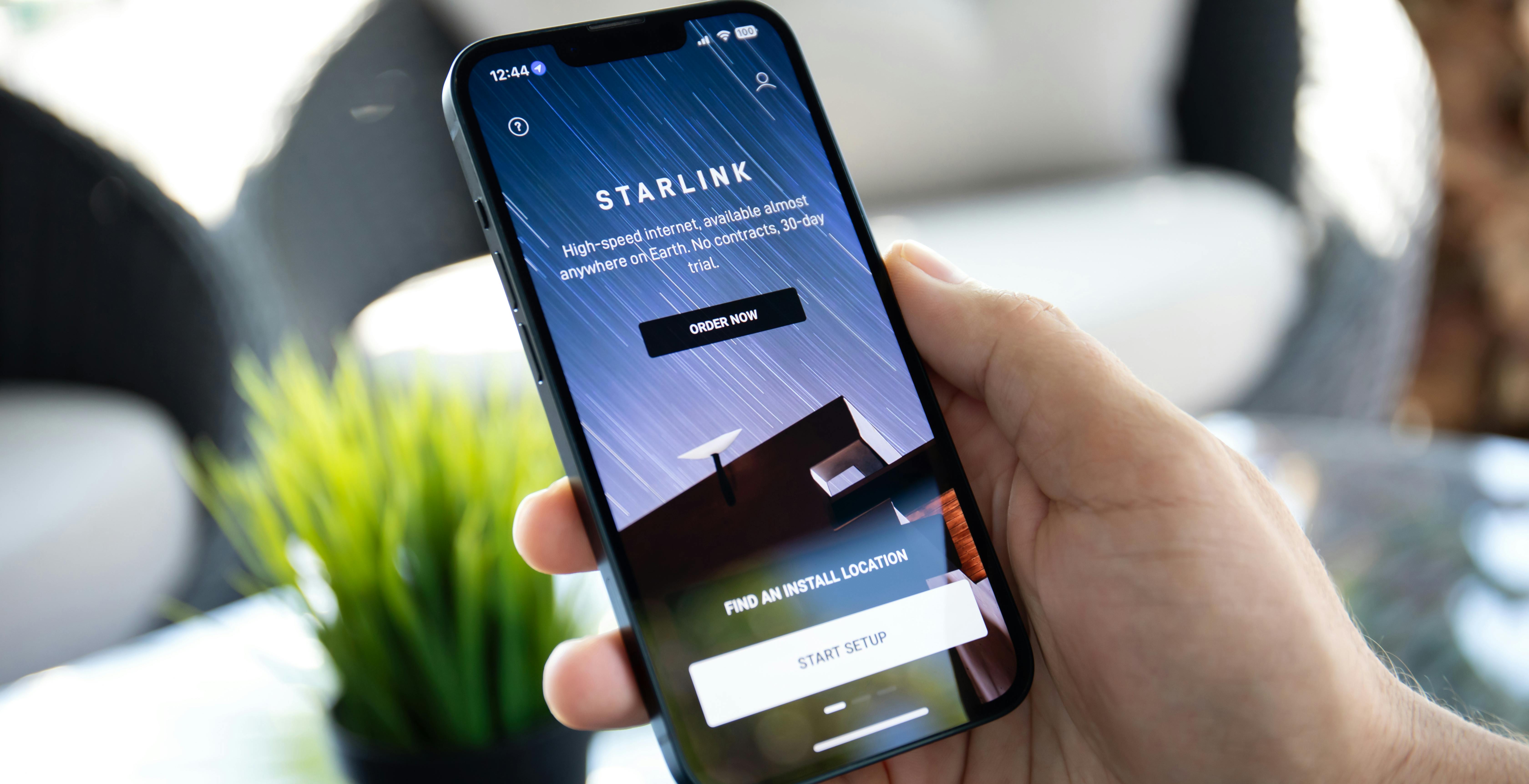 Nel 2024 Starlink consentirà copertura cellulare dallo spazio. Si parte con i messaggi di testo