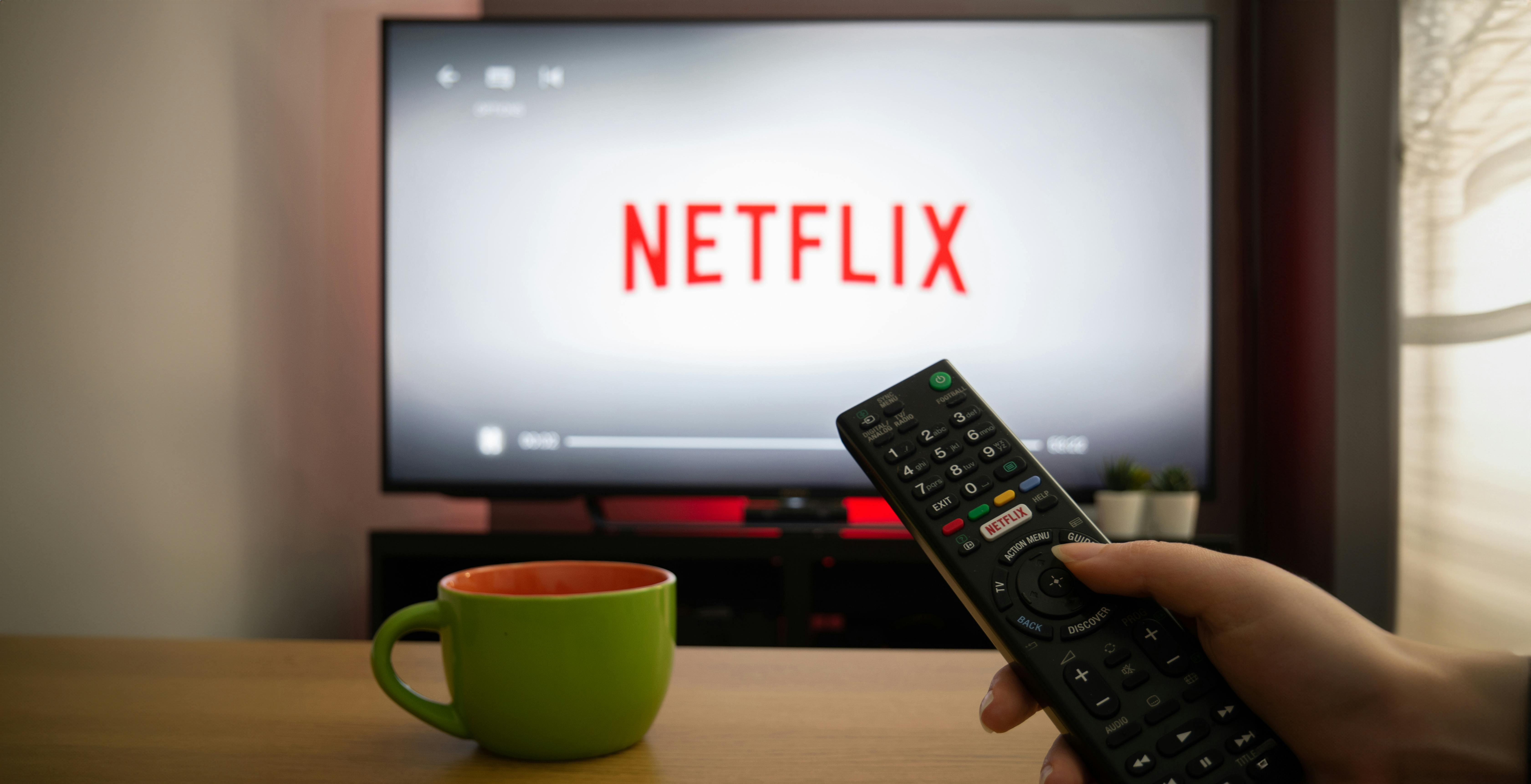 Netflix con la pubblicità: download dei contenuti e "più guardi meno annunci vedi"