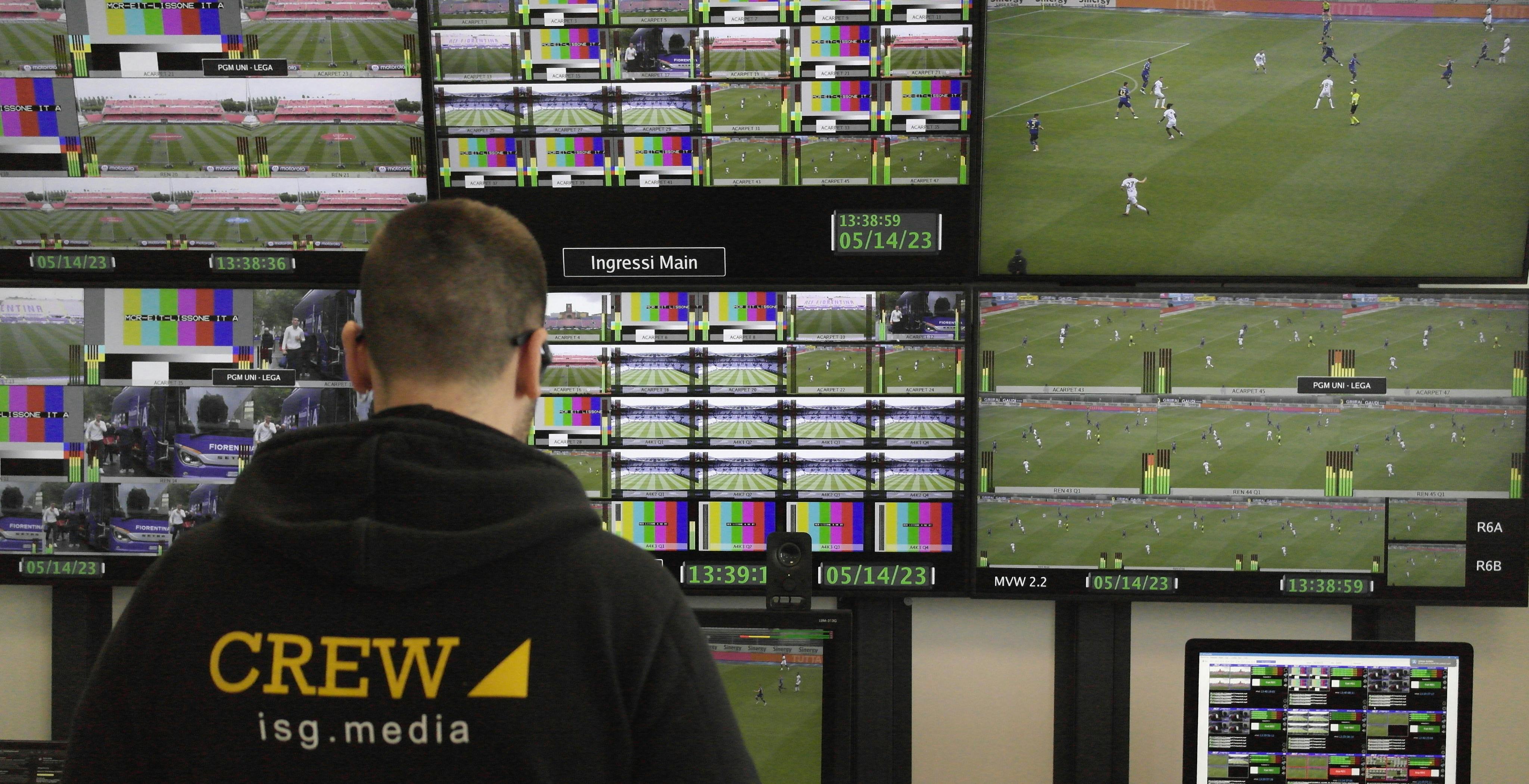 Se guardi la Serie A dall'estero, la pubblicità a bordo campo cambia. Come funziona: "Facciamo tutto da Lissone"