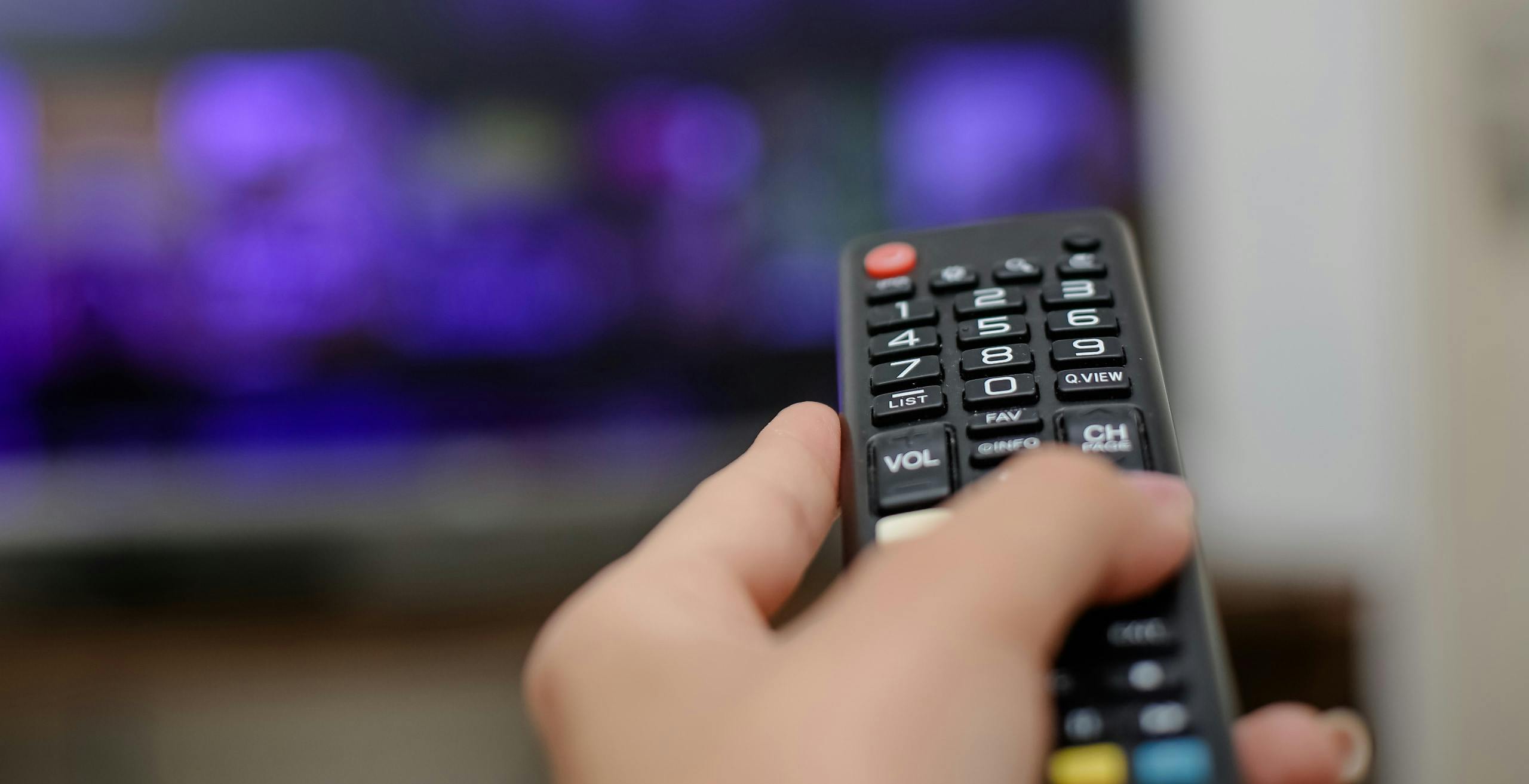 AGCOM si schiera con i broadcaster: arriva l'obbligo per il telecomando TV con i numeri. Ma c'è di più