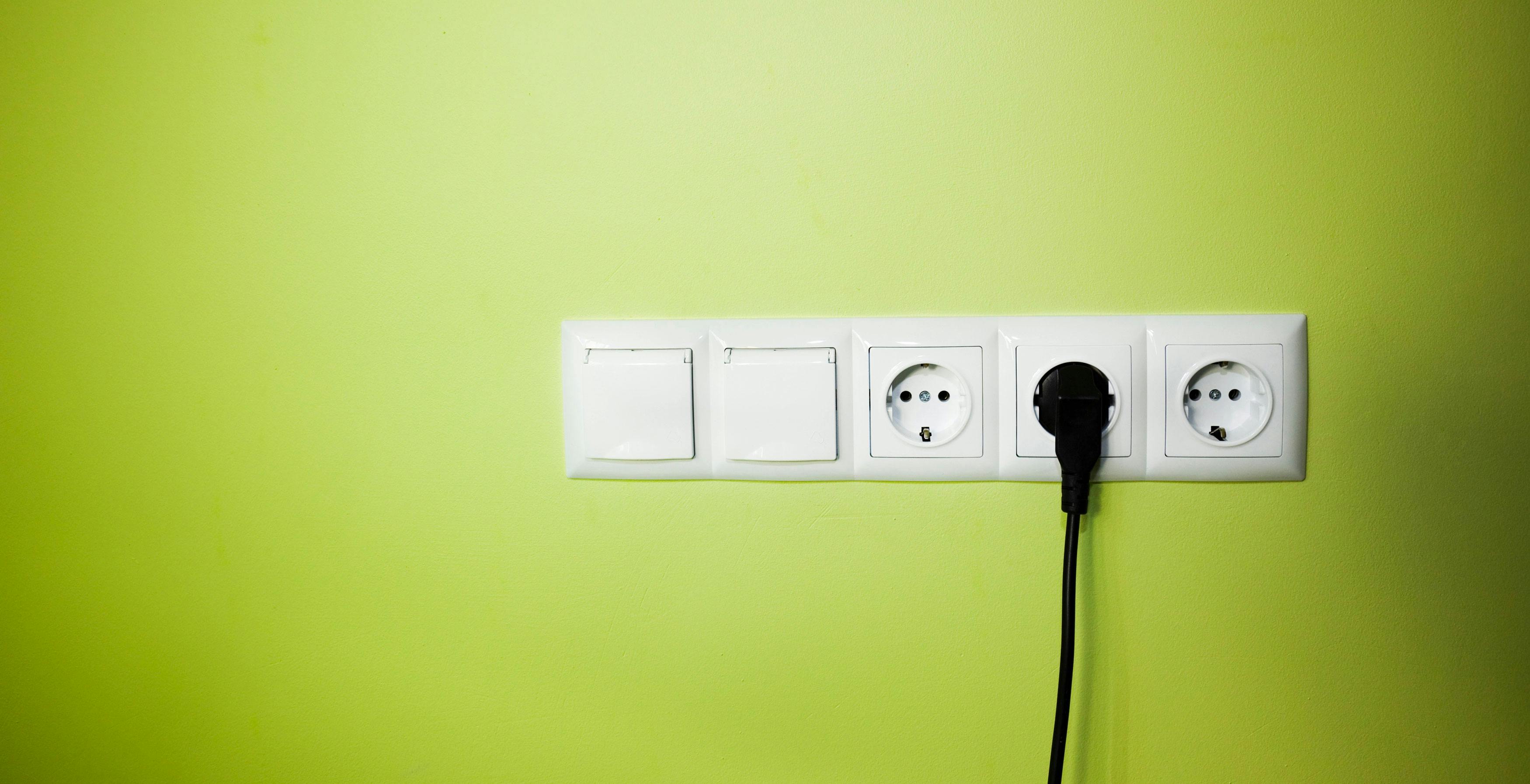 Luce, Arera conferma che bisogna tornare al mercato tutelato: “Nel 2024 più conveniente del mercato libero”