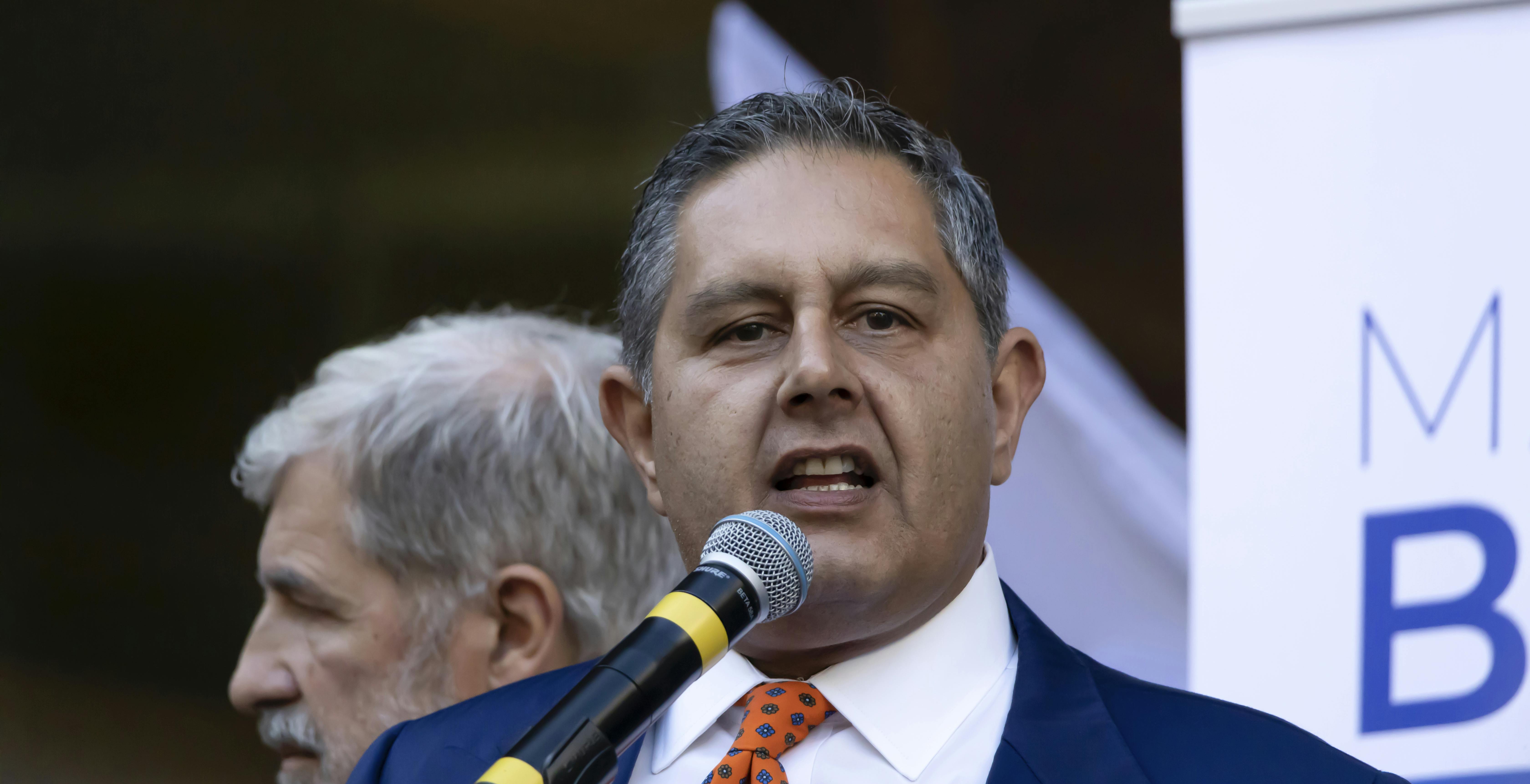 Il TG1 ha usato la voce clonata con l’IA di Giovanni Toti per leggere la sua lettera di dimissioni