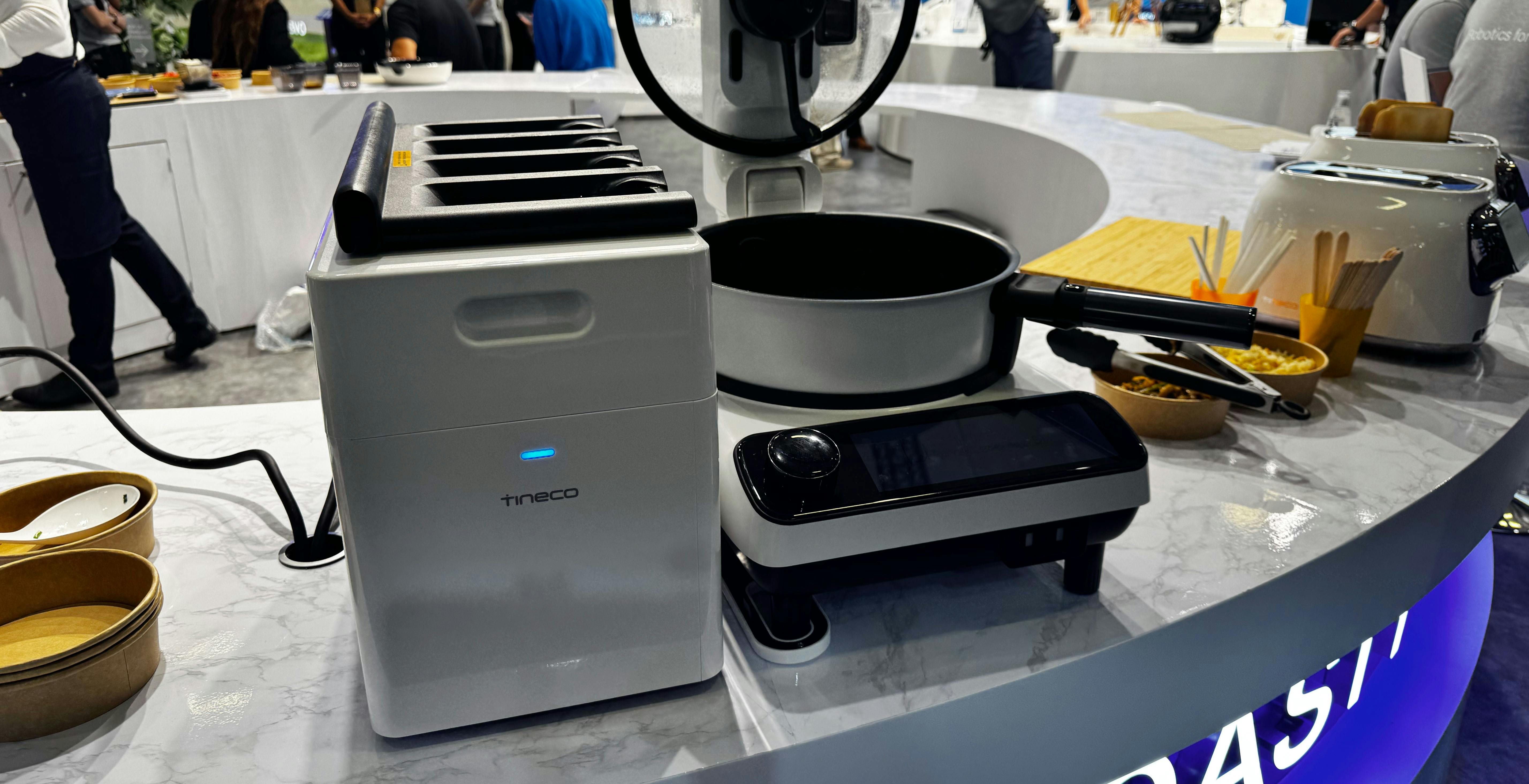 Questo robot da cucina fa tutto da solo. Piatti pronti senza muovere un dito