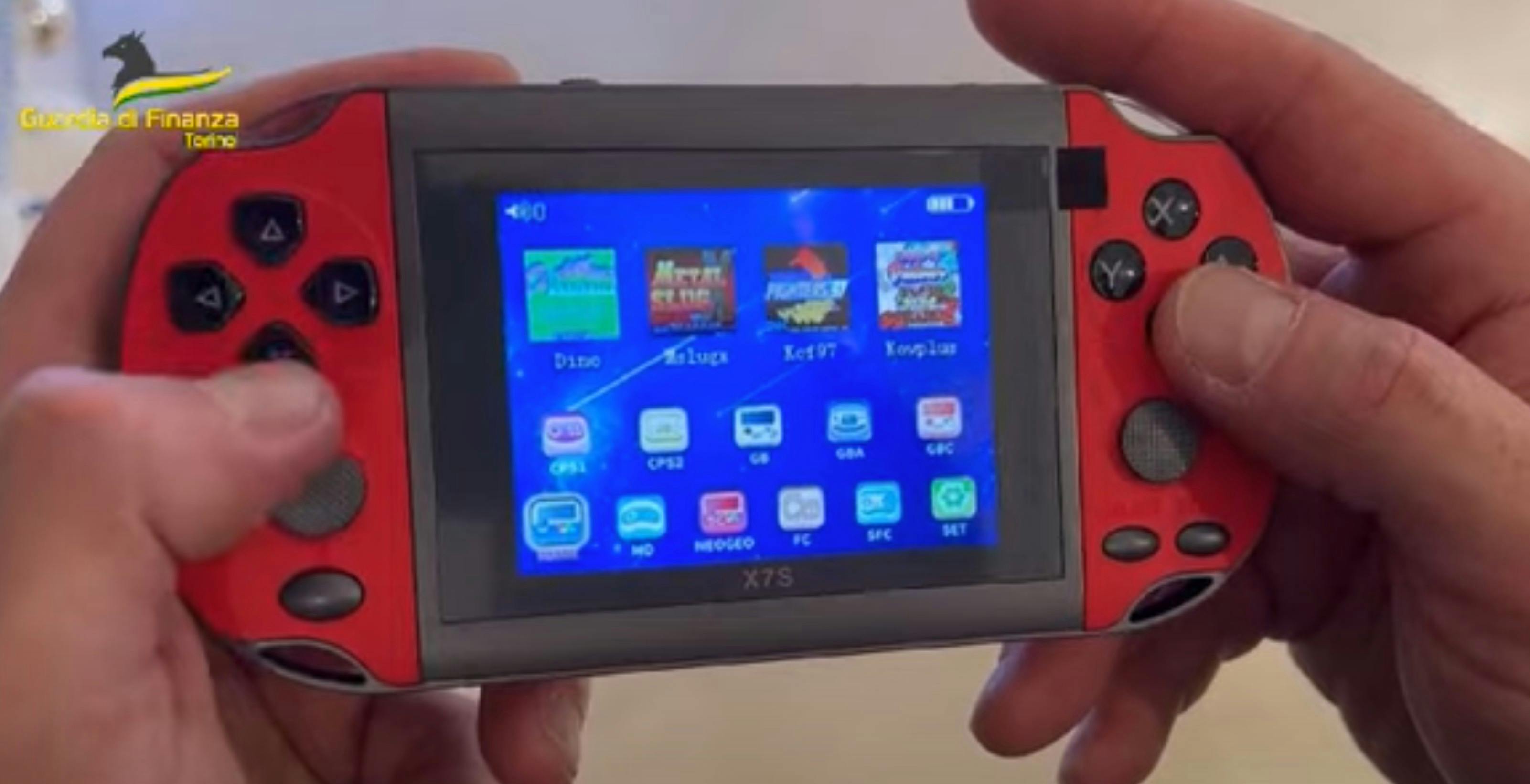 Sequestrate migliaia di console: proponevano preinstallati “milioni” di videogiochi piratati