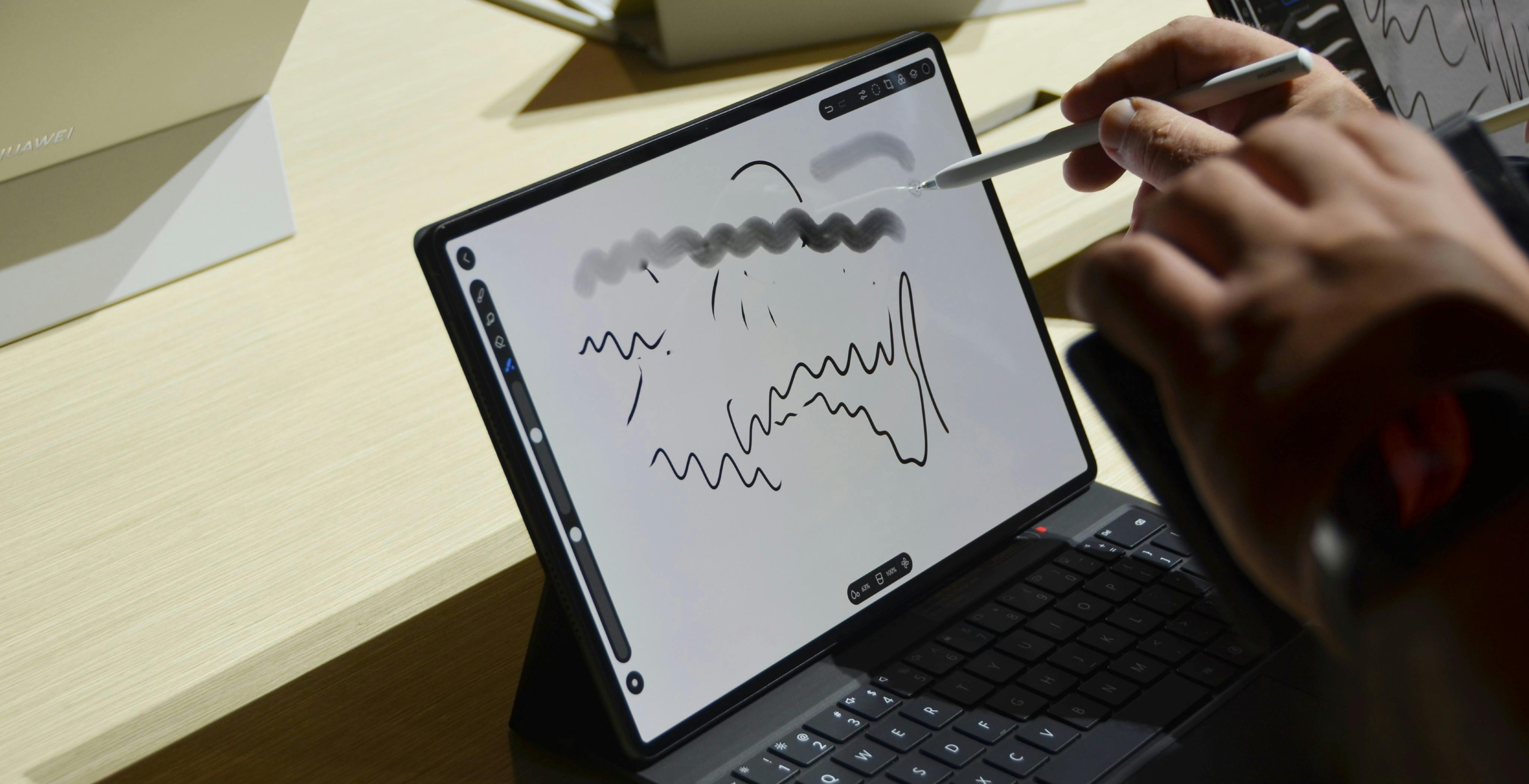 Con MatePad Pro 12.2 Huawei vuole convincere i disegnatori che è il tablet giusto: effetto carta e tele 8K